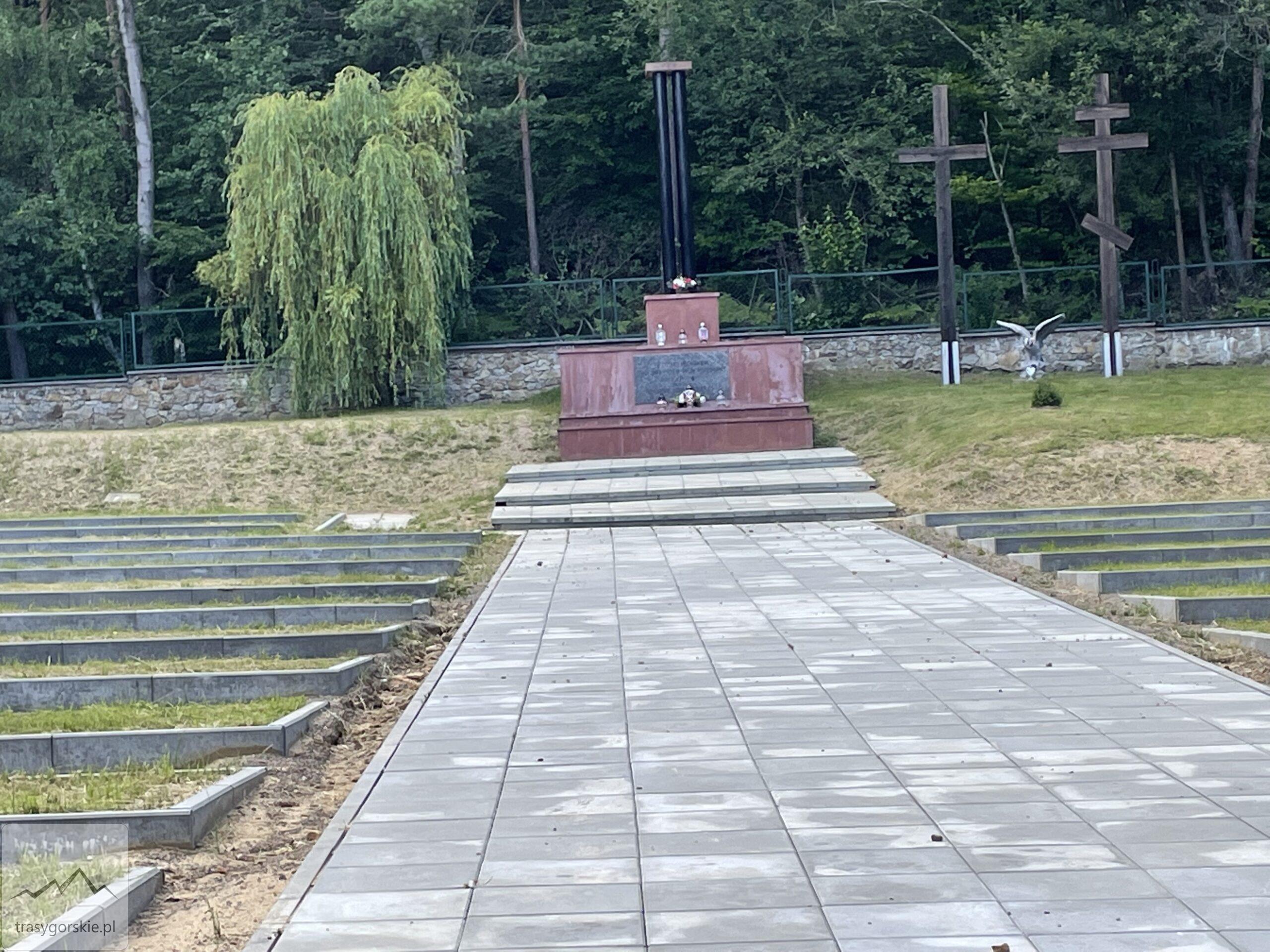 Cmentarz Jeńców Armii Czerwonej na szlaku na Telegraf w Górach Świętokrzyskich