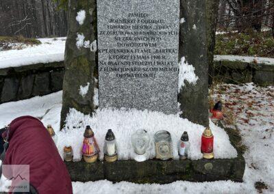 Beskid Śląski, szlak na Błatnią z Jaworza Nałęża, pomnik Żołnierzy Wyklętych