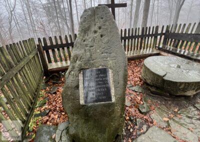 Beskid Śląski, tablica dotycząca Kościoła Ewangelickiego na czerwonym szlaku na Równicę z Ustronia
