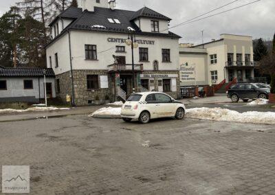 Beskid Mały, szlak na Czupel z Międzybrodzia Bialskiego, parking pod Centrum Kultury