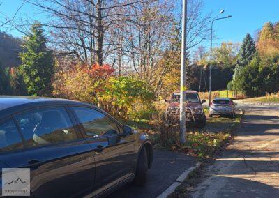 Góry Wałbrzyskie, początek niebieskiego szlaku na Niedźwiadki, parking