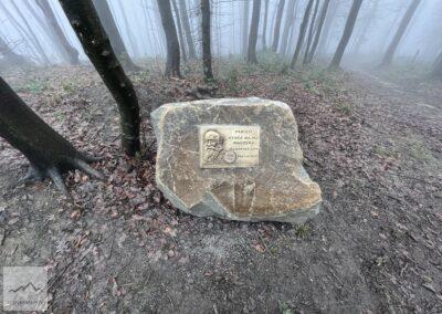 Beskid Niski, kamień pamięci Ryśka Majki Mauzera na Cergowej