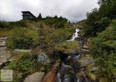 Karkonosze, widok z kładki nad wodospadem Łaby, w oddali schronisko Labska bouda
