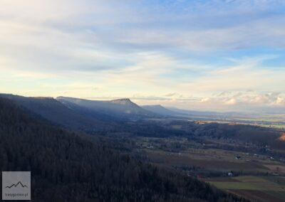 Widok na Góry Stołowe z Radkowskich Skalnych Bastionów