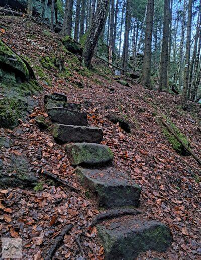 Góry Stołowe, Radkowskie Bastiony, kamienne schody na niebieskim szlaku z Radkowa