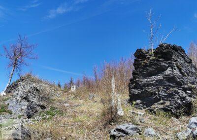 Góry Kaczawskie, skałki powulkaniczne przed szczytem Okole