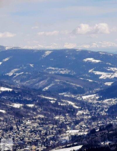 Beskid Śląski, panorama z wieży na Czantorii Wielkiej z widocznymi w dolinie Wisłą i na ostatnim planie Tatrami