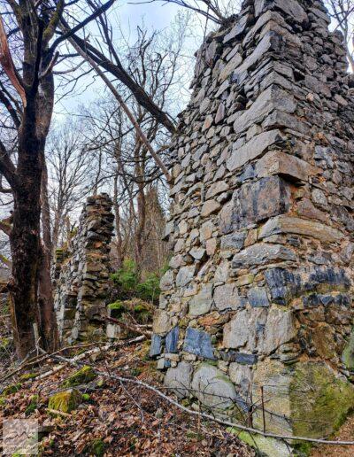 Rudawy Janowickie, ruiny na szlaku na Wołek