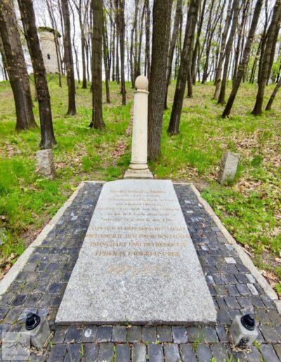 Rudawy Janowickie, Ciechanowice, grób na Wzgórzu Parkowym