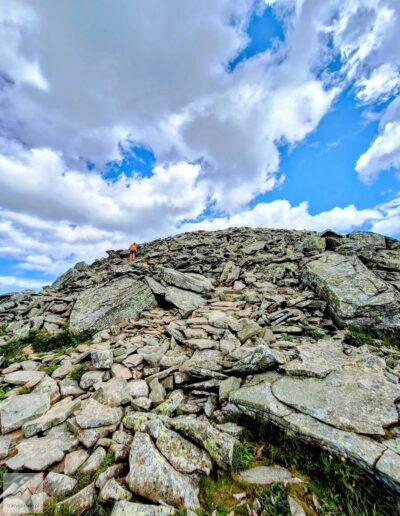 Beskid Żywiecki, Babia Góra z psem, kamieniste zejście ze szczytu w stronę Przełęczy Brona wymaga ostrożności i uwagi