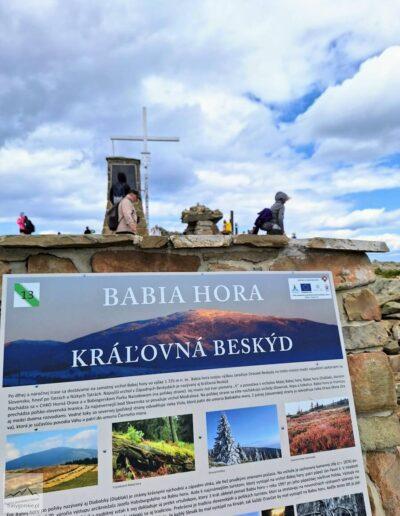 Beskid Żywiecki, Babia Góra z psem, tablica przy szczycie od słowackiej strony