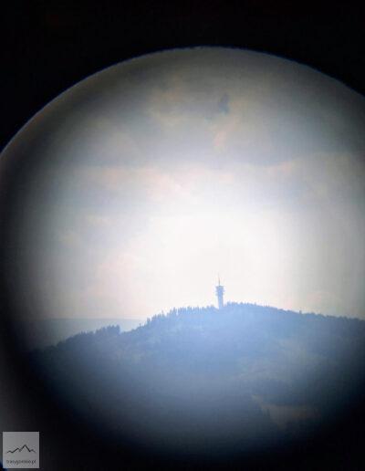 Beskid Żywiecki, Babia Góra z psem, widok z pierwszej wieży przez lunetę