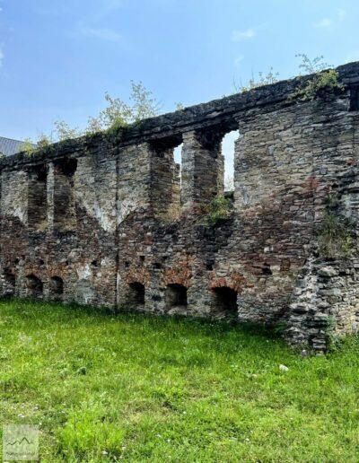 Beskid Niski, pozostałości cerkwi w Dukli, początek szlaku na Cergową