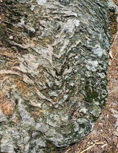Góry Izerskie, Kopalnia Stanisław, ta skała na szlaku wygląda jak zastygła lawa