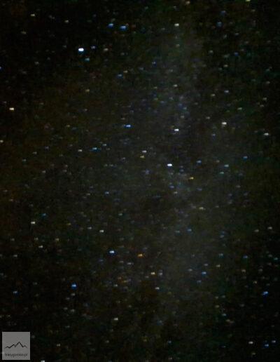 Góry Izerskie, Orle i Chatka Górzystów, noc Perseidów - jakość marna, ale widać jak było gęsto od gwiazd