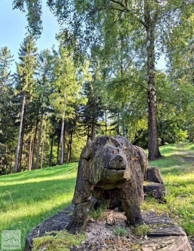 Góry Izerskie, Czerniawska Kopa, rzeźba w parku trochę już szarpnięta zębem czasu