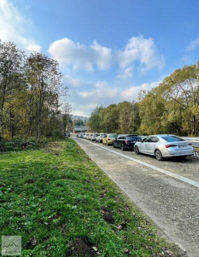 Bieszczady, parking w Pszczelinach - Widełkach, początek niebieskiego szlaku na Bukowe Berdo