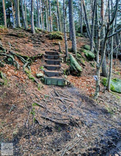 Góry Bystrzyckie, Zamek Leśna Skała, schody do szlaku formacji skalnych