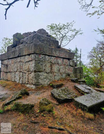 Karkonosze, Wzgórza Łomnickie, Witosza, pozostałość po Wieży Bismarcka