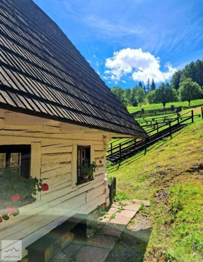 Góry Bystrzyckie, Pstrążna, skansen, chata